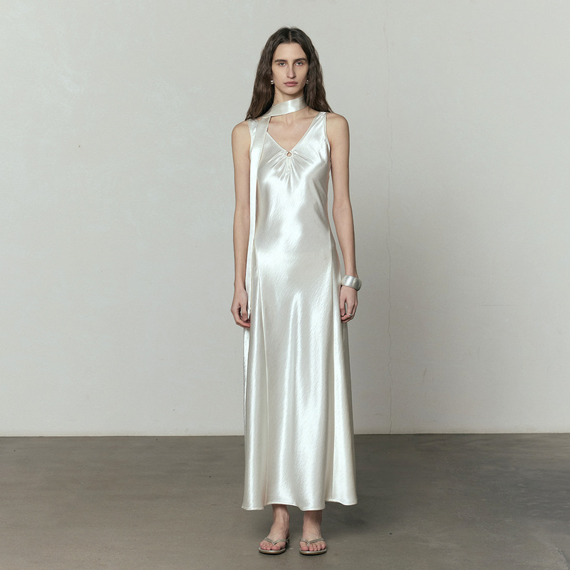 Uma White Light Luxury Glossy Acetate-Like Long Dress, Minimalist Style Slim Fit with a Large, Flowing Hem, Sleeveless Strap Dress Uma White Light Luxury Glossy Acetate-Like Long Dress, Minimalist Style Slim Fit with a Large, Flowing Hem, Sleeveless Strap Dress