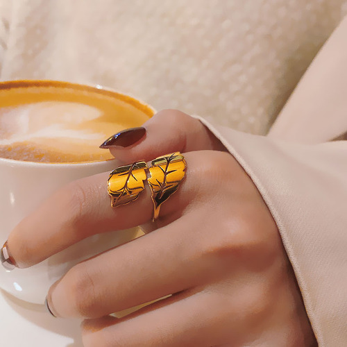 European and American fashion titanium steel ring female niche ins butterfly love cold wind ring 18k gold temperament trendy jewelry