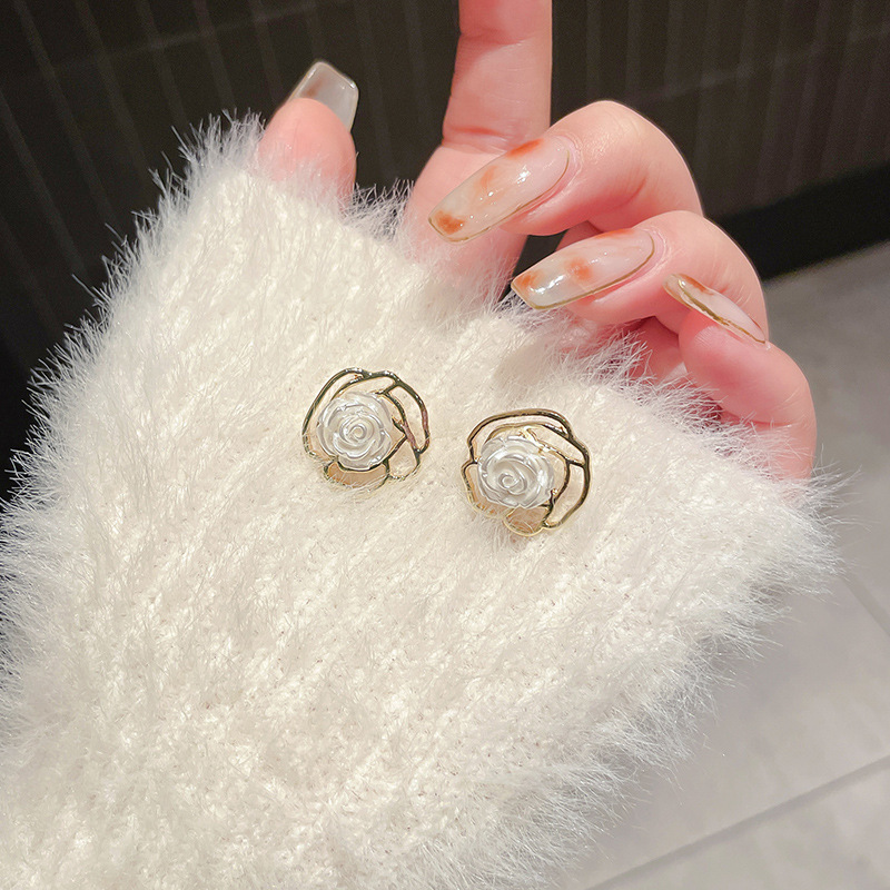 Ingresos franceses de perlas de moda femenina simple pendientes rojos ligeros de lujo versátiles pendientes de nicho de alta calidad