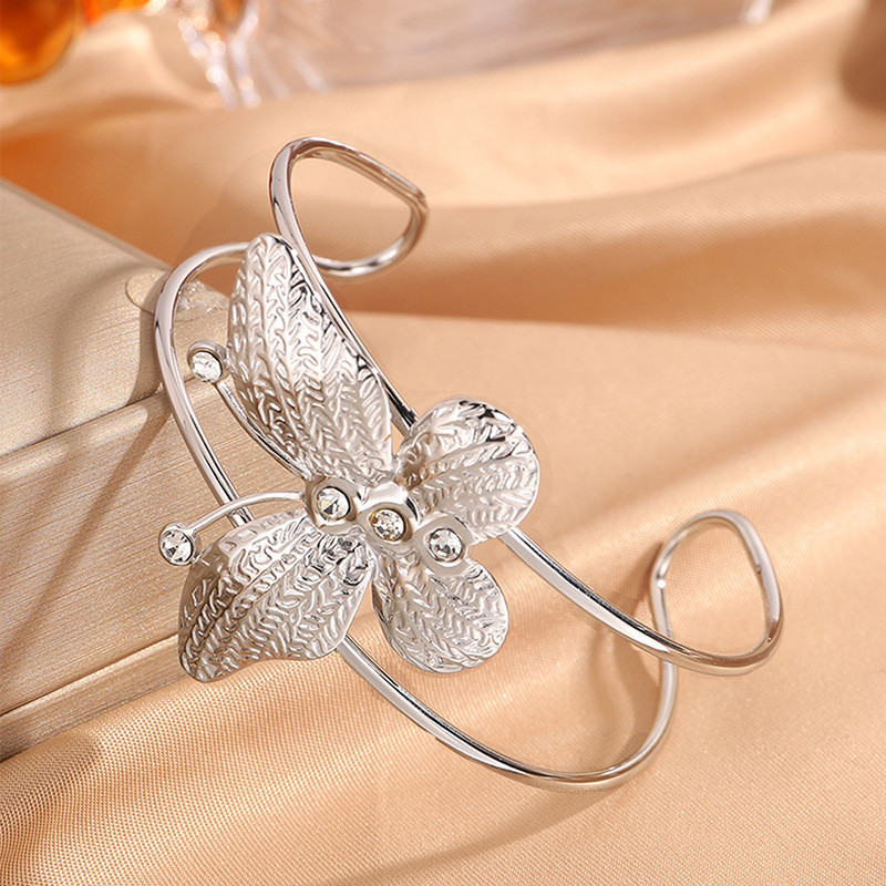 Brazalete de flores anchas de moda europea y americana no se desvanece abertura brazalete de acero de titanio se puede bañar brazalete exagerado al por mayor