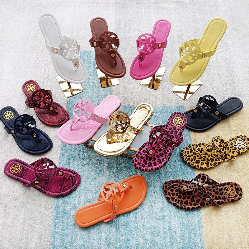 Qadın düz altlıqlı səndəl və flip-flop, yay üçün