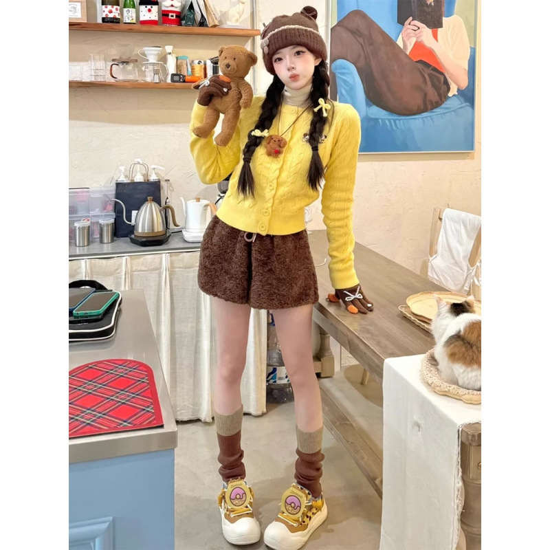 Brown Cashmere Shorts for Women in Autumn and Winter 2025 New Style Fleece-Lined and Thickeneded Design A-Line Plush Bottoming Boot Pants