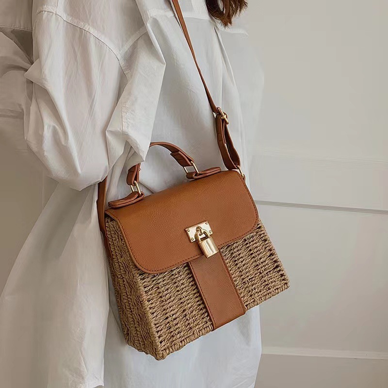 Bolsa de paja de diseño de nicho para mujeres 2023 nueva moda en línea popular bolsa de mensajero portátil pequeña bolsa cuadrada