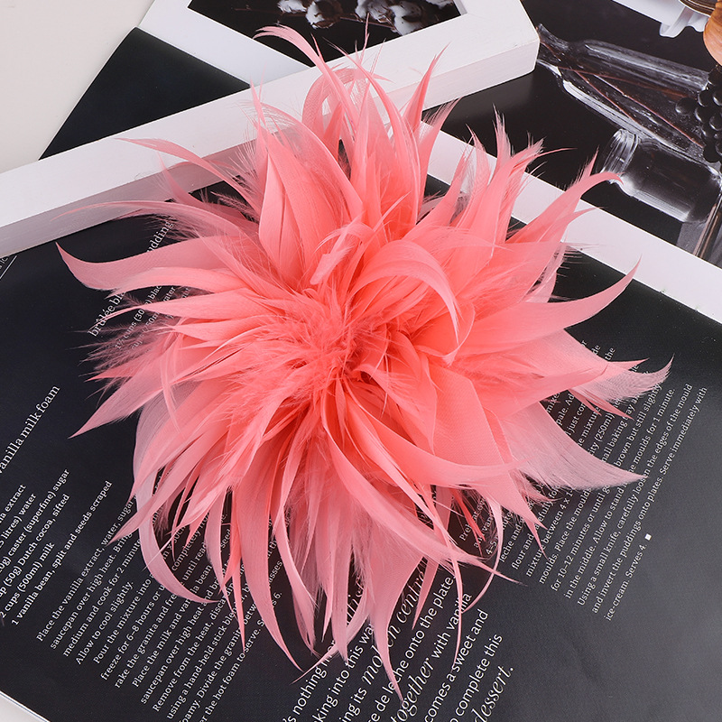 Spilla fiore in piume accessorio moda elegante per donna_voghion.com