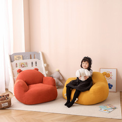 子供の小さいソファーは角のソファーの椅子を読みます。子供は本の区の怠け者を読むことができます。