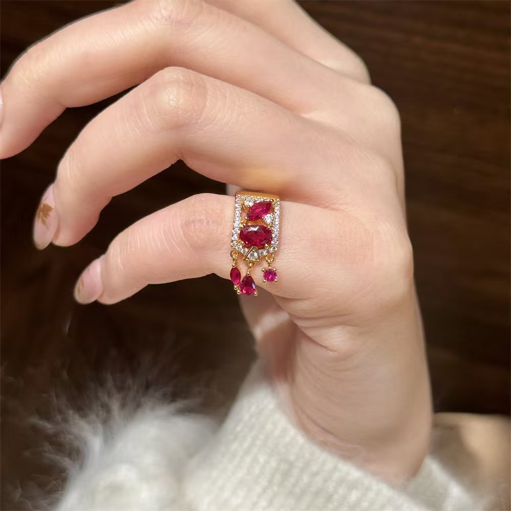 Stile Vintage Leggero Lusso Design Irregolare Disposizione Diamanti Ruby Nappa Anello Piccolo da Donna a Coda_voghion.com