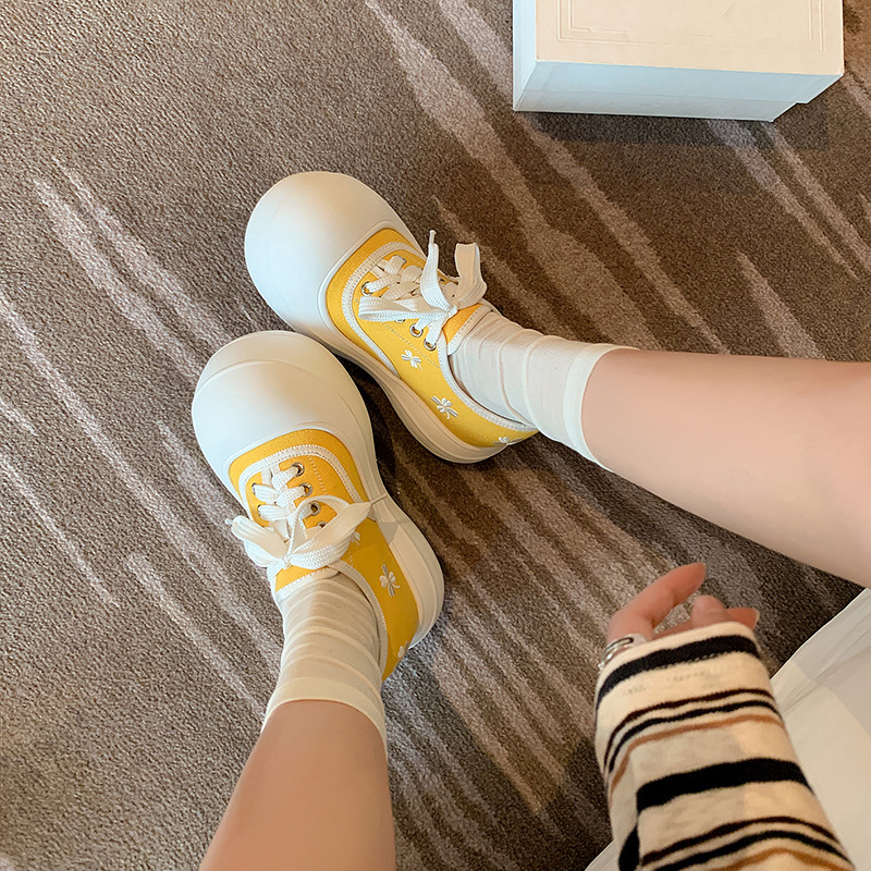 Giày sneaker nữ chunky đế dày thêu hoa mùa xuân 2026 — màu đen, màu vàng, màu đỏ
