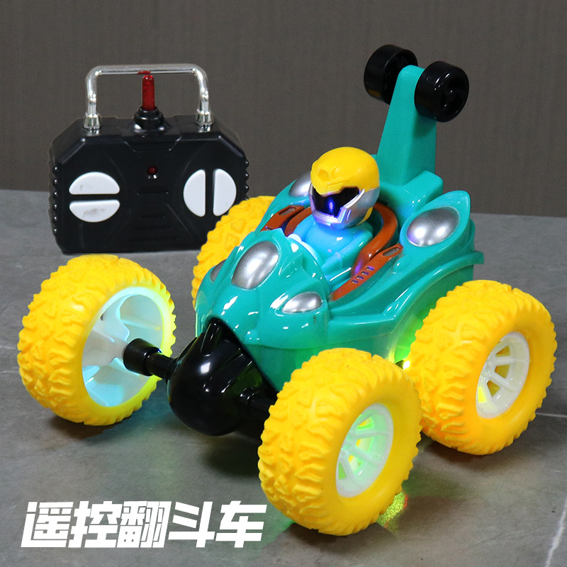 Transfronterizos niños 2.4G cuatro vías control remoto carro de volcado luces cool rodando truco coche de control remoto muchacho al por mayor