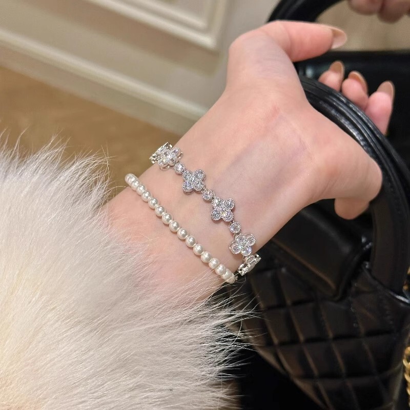 Heavy Craftsmanship~ Super Shiny Snowflake Clover Bracelet Inlaid with Zircon, Luxurious and Exquisite Temperament, High-End Friendship Bracelet for Women Heavy Craftsmanship~ Super Shiny Snowflake Clover Bracelet Inlaid with Zircon, Luxurious and Exquisite Temperament, High-End Friendship Bracelet for Women