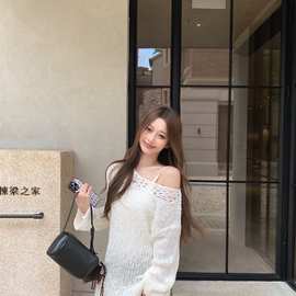 慵懒风白色镂空斜肩长袖针织罩衫女早秋薄款防晒毛衣宽松露肩上衣