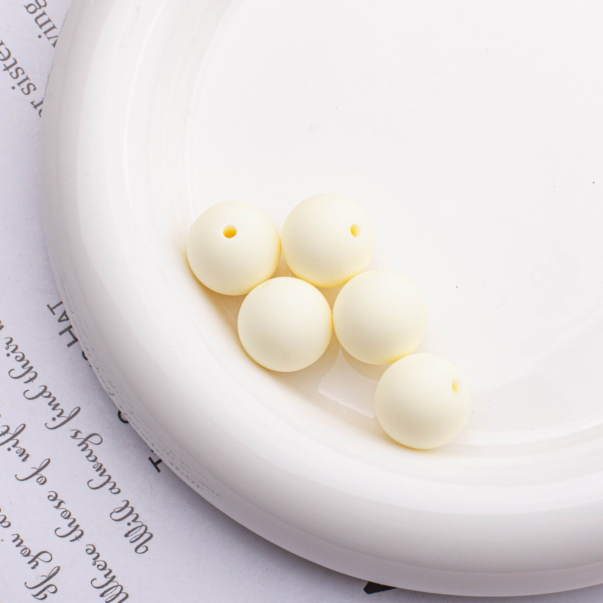 C069 밀크 화이트