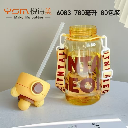 Yue Shimei sombrero de dibujos animados taza de plástico taza de paja roja 650ml taza de agua portátil bolsillo creativo