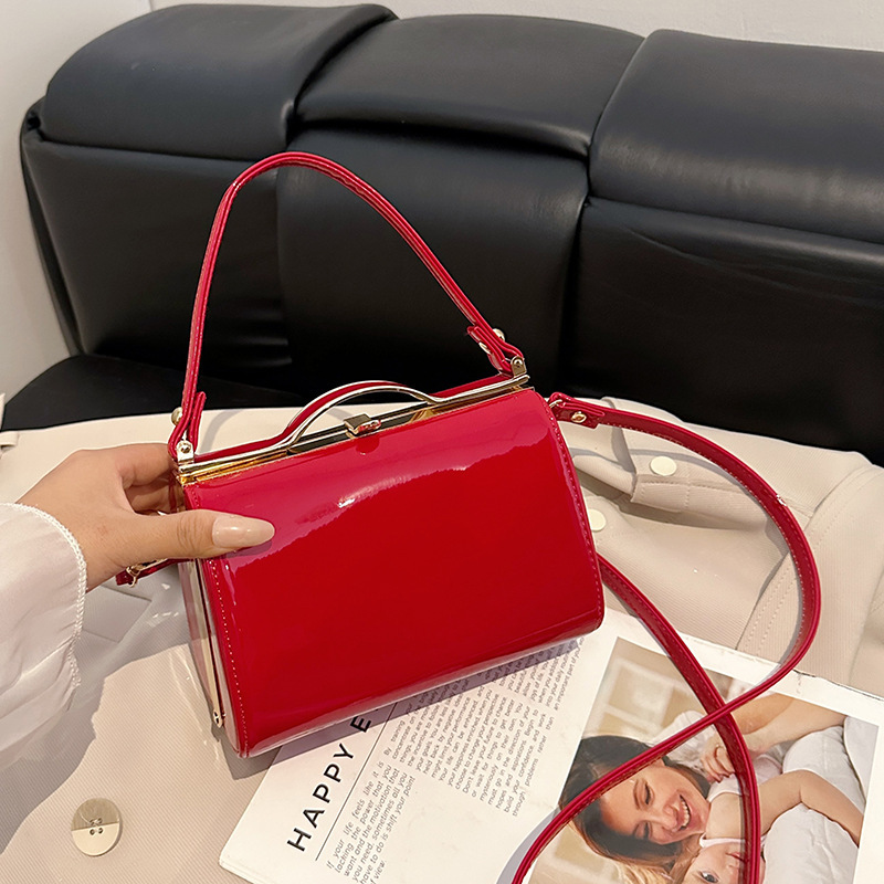 Glossy patent leather Barbie box bag with vintage carved metal handle, small square bag for 2D cosplay, crossbody bag Glossy patent leather Barbie box bag with vintage carved metal handle, small square bag for 2D cosplay, crossbody bag