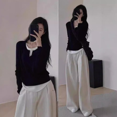 黒の偽の2つのvネックの中には、底のシャツの女性の早秋の修身の短いセーターの長袖のニットの秋冬の上着があります。