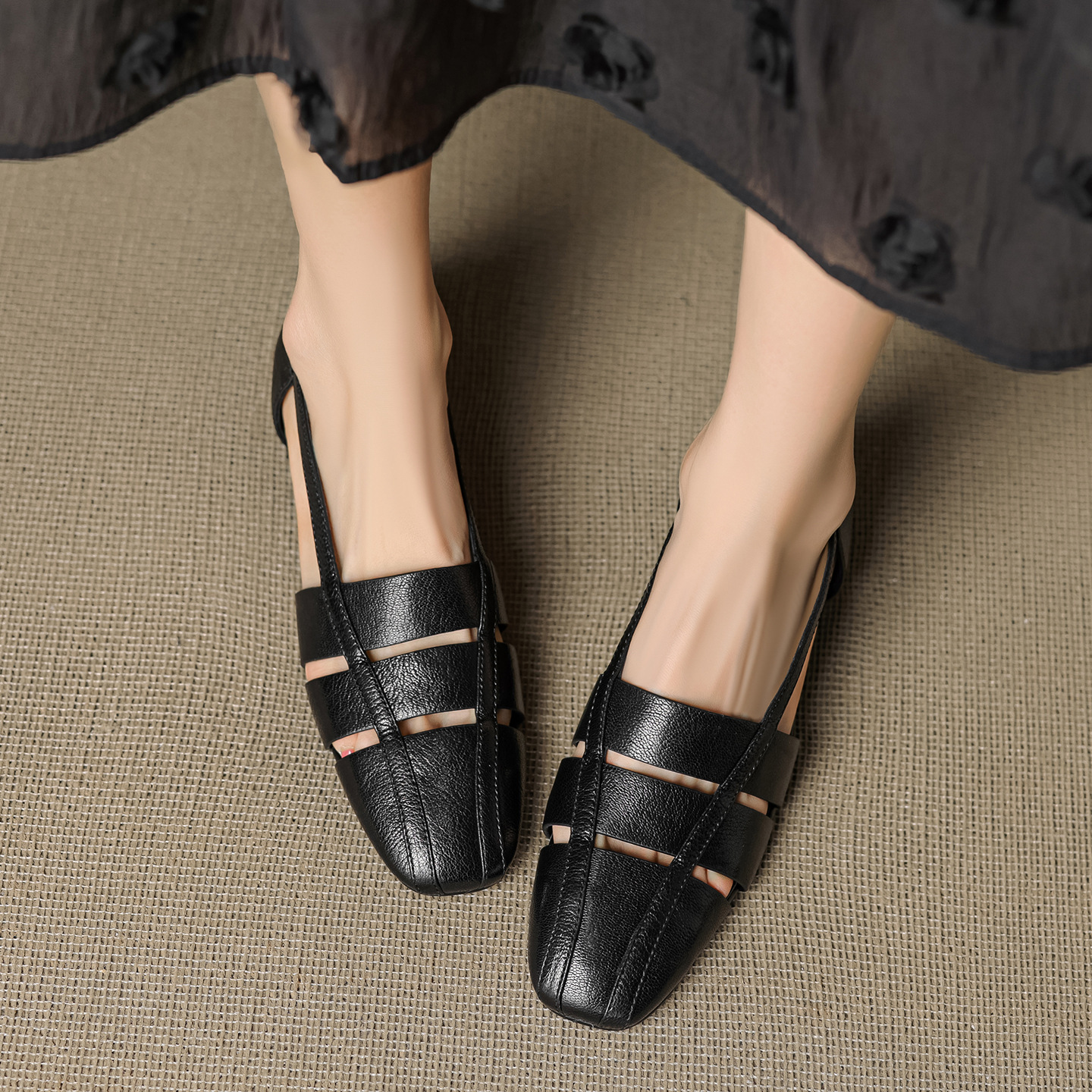 Dép sandal nữ bao đầu rỗng gót thấp 3 cm, mũi tròn kiểu dệt, phong cách đơn giản đi làm — đen