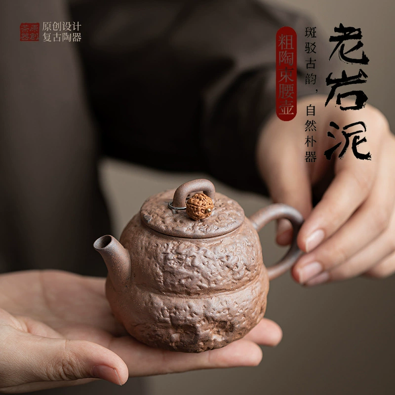 Старый каменный глиняный глиняный горшок с глиняной талией