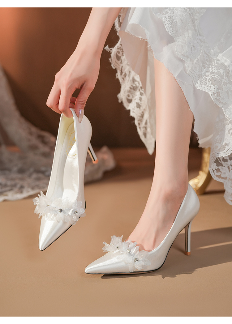 Witte satijnen stiletto bruidsschoenen met applicatie voor dames_voghion.com