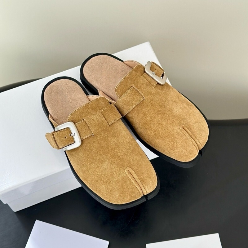 【Migua】Birkenstock-Style Women's Suede Buckle Closed-Toe Mules Flat Pig's Hoof Slippers Couple's Model 【Migua】Birkenstock-Style Women's Suede Buckle Closed-Toe Mules Flat Pig's Hoof Slippers Couple's Model