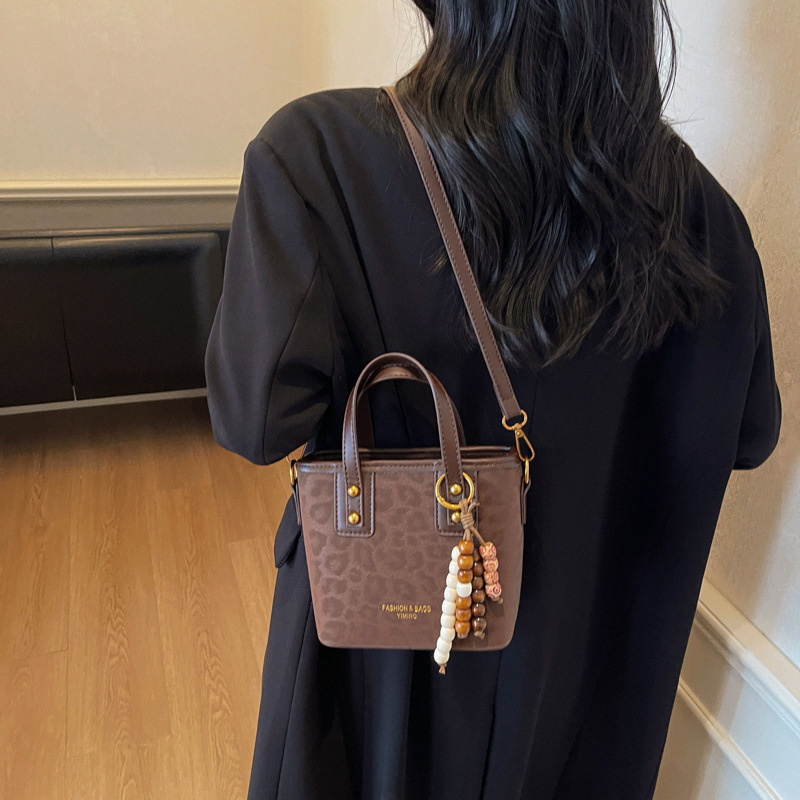 Bolsa de mano con patrón de leopardo transfronterizo, bolsa de cubo de viaje, mujer, otoño y invierno 2025, nueva moda, bolso de hombro de estilo extranjero.