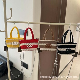 �ļ���ɫ�l�y�U��б���С���L���e�ٴ�r�����Ůʿ朗l�������