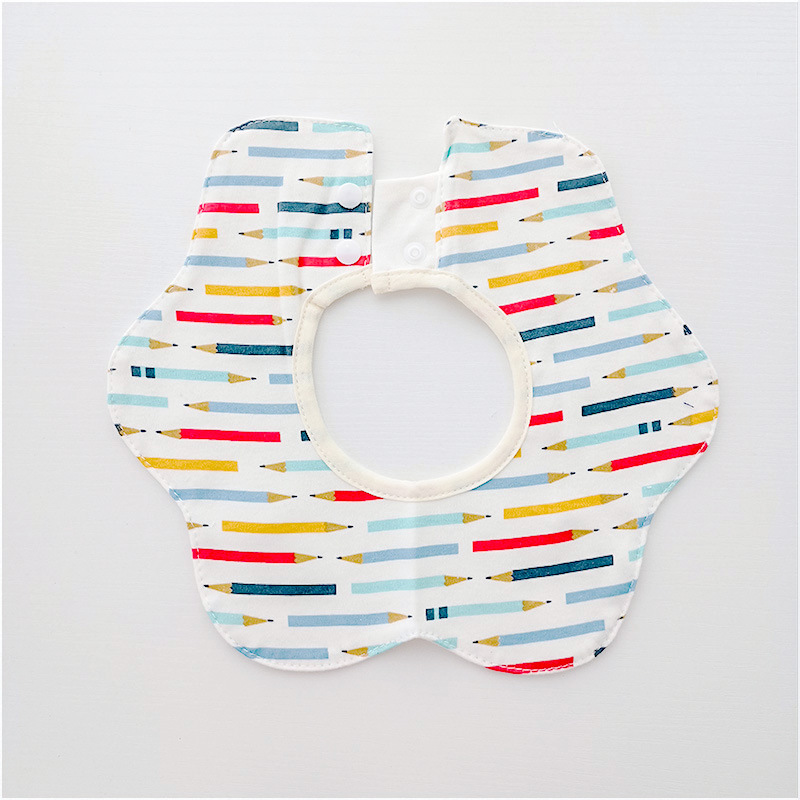 Bebé recién nacido otoño e invierno nuevo estilo flor saliva toalla algodón bebé impermeable escupir babero 360 grados rotación