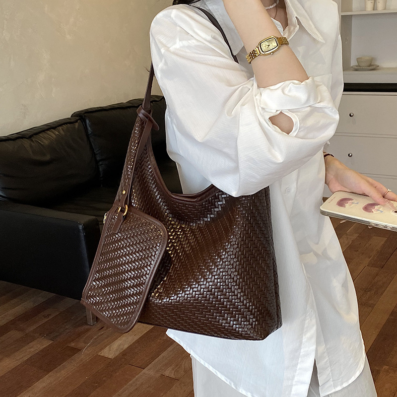 Stylish and versatile tote bag with a high-end design, perfect for commuting, featuring a large capacity, woven texture, and a PU shoulder strap Stylish and versatile tote bag with a high-end design, perfect for commuting, featuring a large capacity, woven texture, and a PU shoulder strap