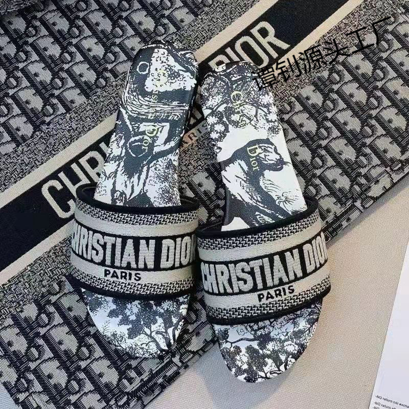 Summer ins alfabeto bordado de una palabra zapatillas exteriores para mujer nuevo estilo 2024 playa estilo de explosión de fondo plano chanclas cómodas y hermosas