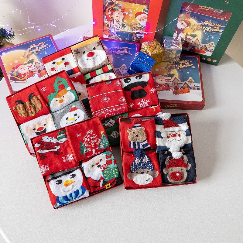 Medias de Navidad transfronterizas caja de regalo otoño y invierno nuevos productos de dibujos animados estereoscópicos lindos calcetines de mediana de mujer mediana medias rojas de Navidad al por mayor