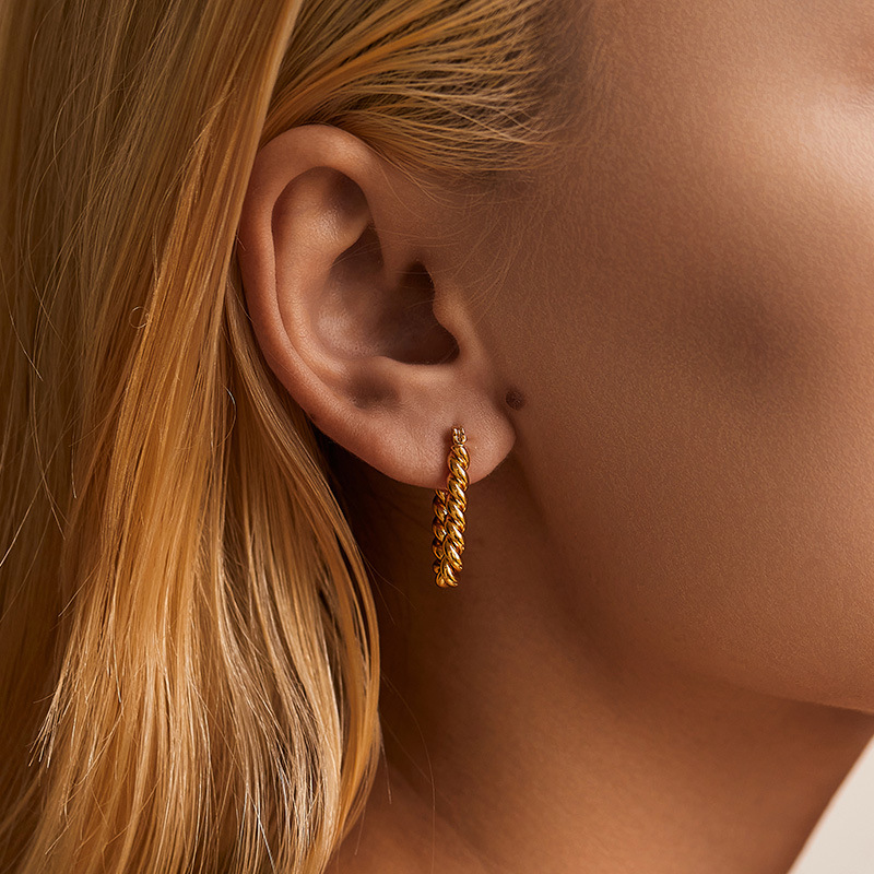 Orecchini a cerchio classici in oro con perle e zirconi geometrici_voghion.com