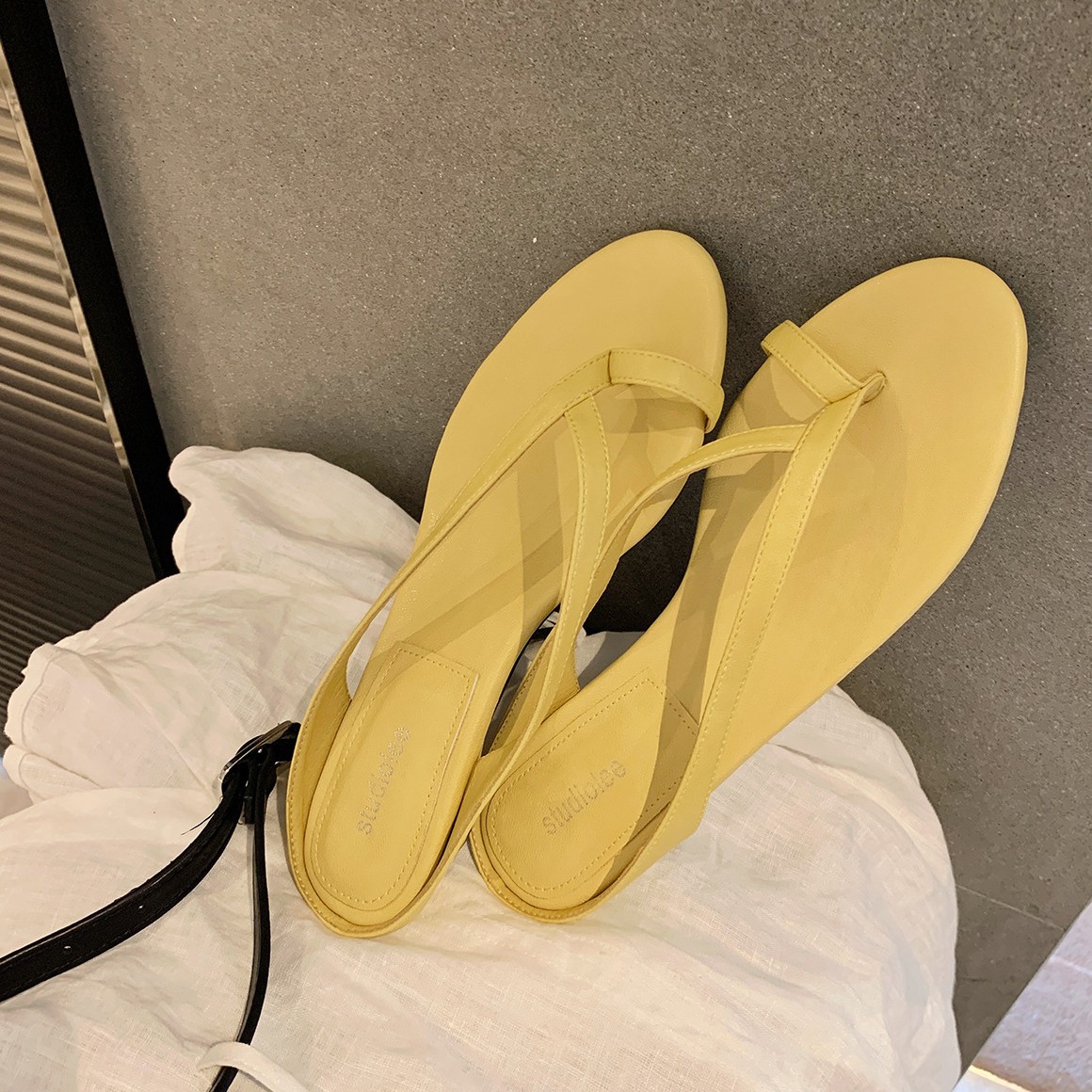 Grape Mom Summer nuevo estilo simple, delgado, puntiagudo, puntiagudo, puntiagudo, tacón grueso, todo fósforo, sandalias y pantuflas de verano para mujer