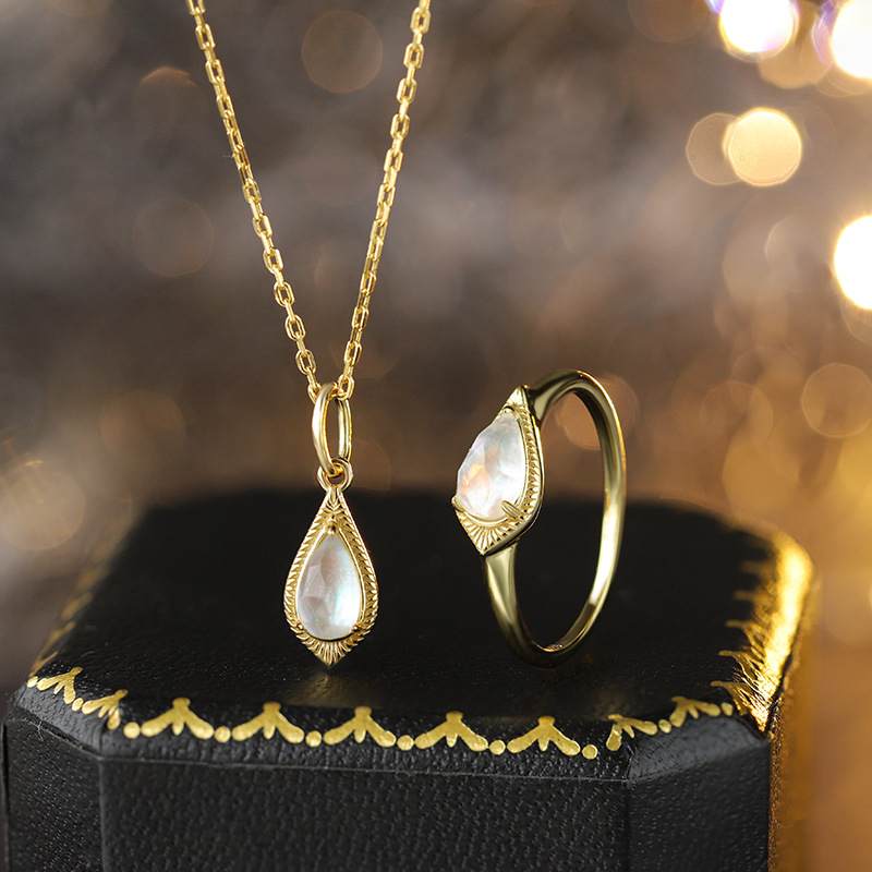 Luxury Magnetic Clasp Pearl Necklace For Women. Hypoallergenic, Fine Dainty Choker Designed For Comfort & Confidence. Europe’s Top Trending 2026 Pear_voghion.com