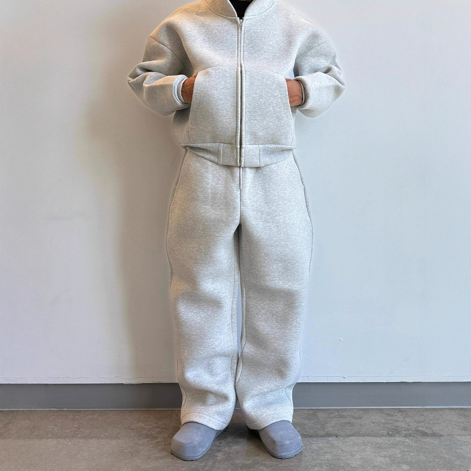 Der Saint Alexander Trainingsanzug ist ein Verkaufsschlager und besteht aus einem flauschigen Kapuzenpullover und einer Hose aus atmungsaktivem Air-Layer-Gewebe._voghion.com