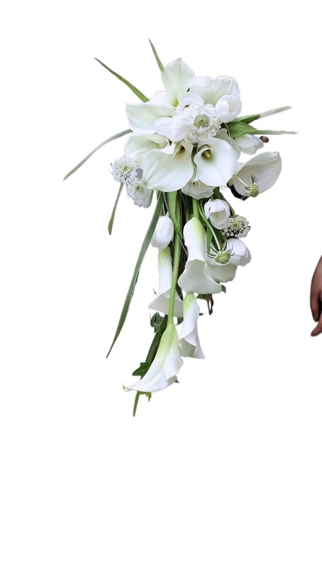 チューリップの花束の花嫁の造花の影楼の結婚する手は花の完成品の撮影の花の白色の写真を撮ります。|undefined