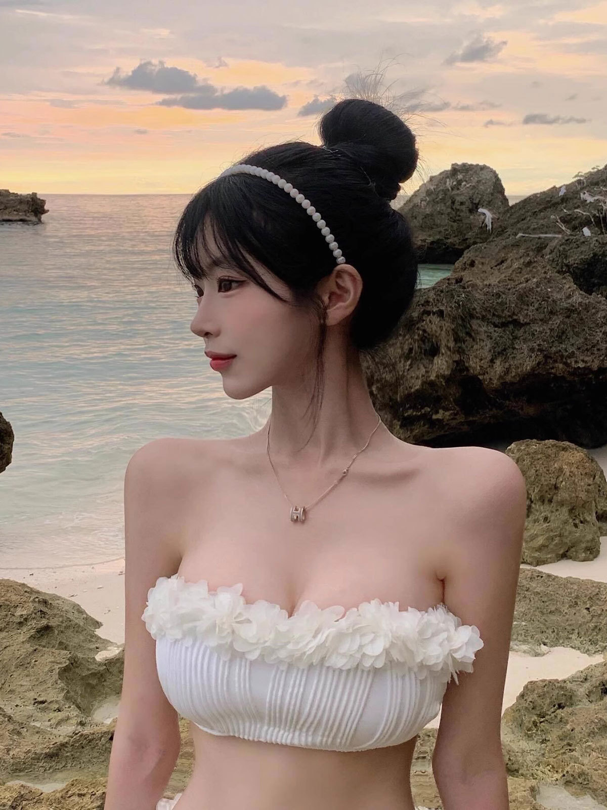 Europa y los Estados Unidos 2025 nuevo trajes de baño super femeninos sexy pétalos de tres puntos estereoscópicos retro rayas balneario bikini spa