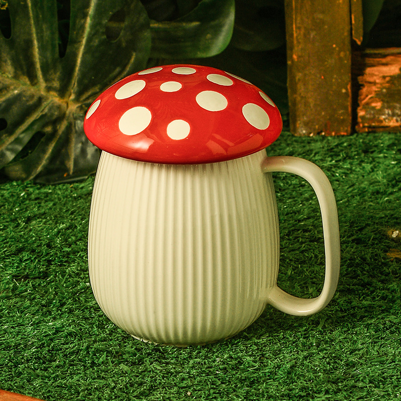 Corazón de una niña taza de hongos rojos cubierta encantadora cubierta de cubierta esmalte de color puede microondas taza de cerámica de alto valor para el hogar