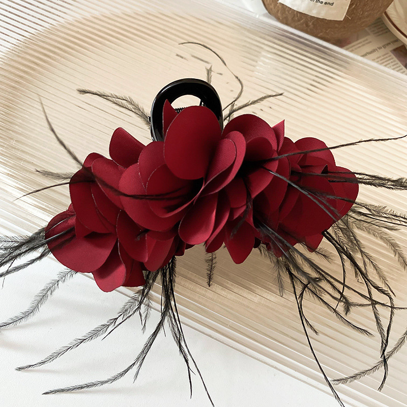 Encora rojo, pliegues multicapa, plumas, pinza para el cabello, pinza para el cabello, parte posterior de la cabeza, pinza de tiburón, estilo princesa, ambiente, sensación de temperamento, accesorios para el cabello