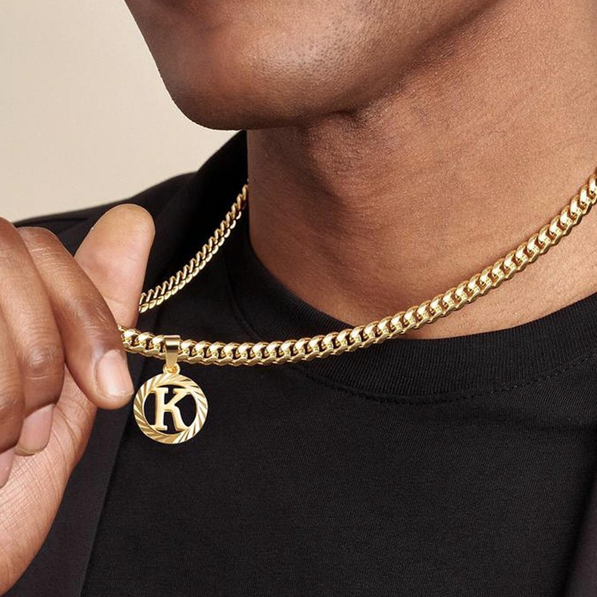 Meilleure vente transfrontalière : Chaîne simple en or ajourée à 26 lettres, style européen et américain, pour femme._voghion.com