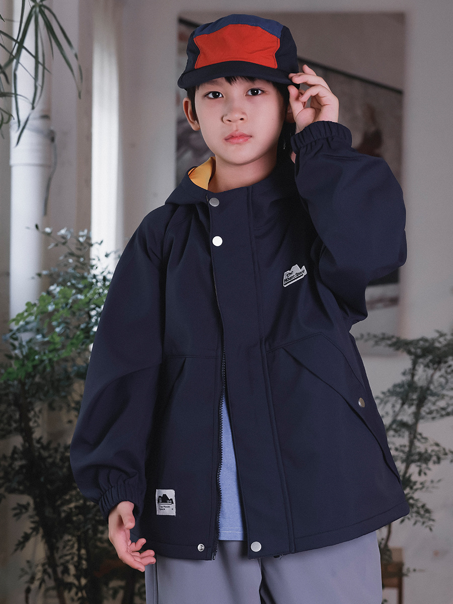 A principios de otoño, un nuevo tipo de chaqueta con capuchón para niños al aire libre, chaqueta de terciopelo antiviento integral.