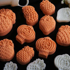 Cantonese-style large pineapple snowskin mooncakes, pineapple crisps, green dumplings, mung bean cakes, lanterns and strawberries, new hand-pressed molds