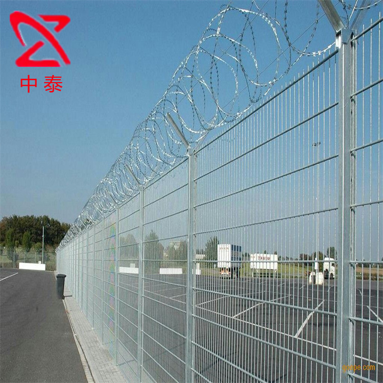 烤漆钢丝网围栏  钢柱蛇腹型环刀刺绳围栏  钢管阻断栏杆