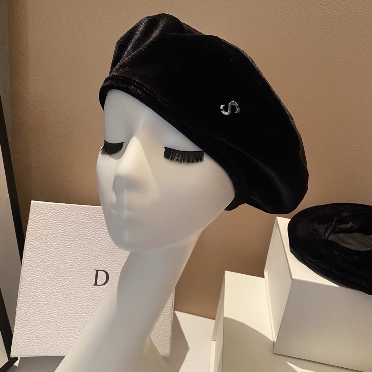 Basco da pittore in velluto nero da donna con dettagli oro_voghion.com