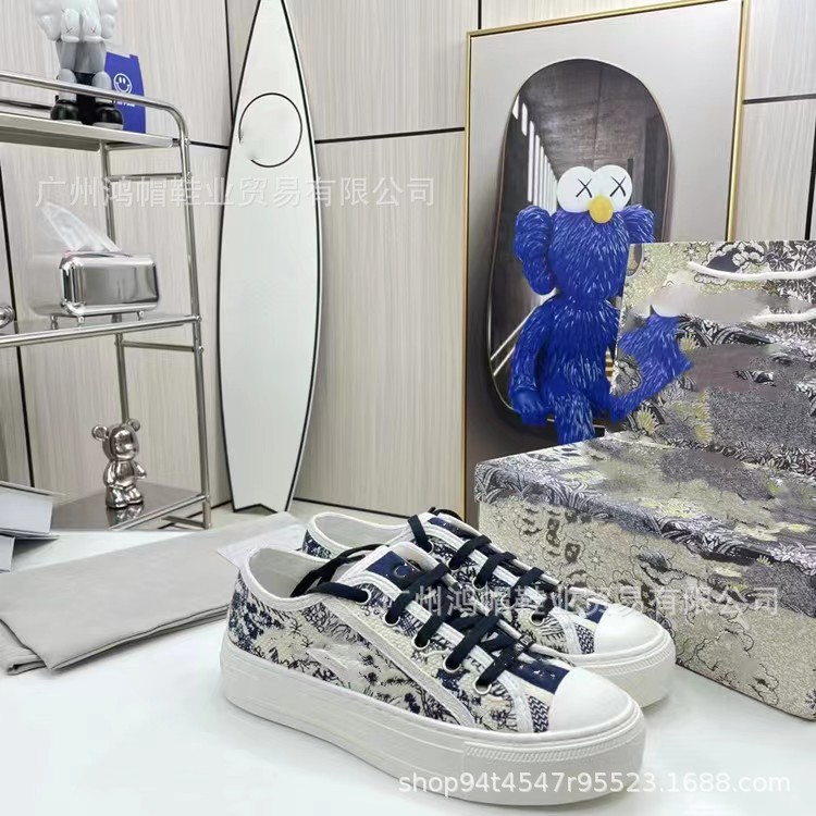 2024 Estación europea Primavera Nuevo estilo Bordado Alfabeto D Hogar Mujer Trendy ins Todo fósforo nicho Otoño Zapatos de lona plana Fondo plano