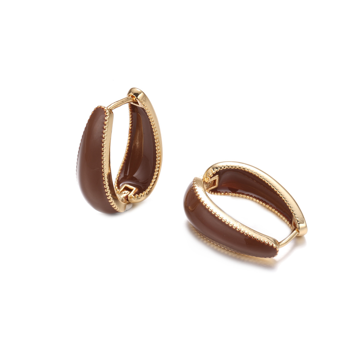 Un sentido de alta calidad de los pernos de aceite hechos a mano, estilo de moda, estilo de viaje de otoño y invierno, pernos de orejas para mujeres lujosos y de alta calidad.
