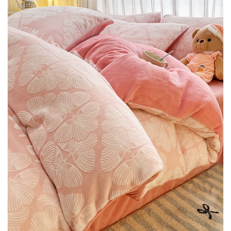 El conjunto de cuatro piezas de terciopelo de leche tallada otoño y invierno engrosado calentamiento 2025 nueva sábanas de terciopelo de coral cubierta de cama de tres piezas