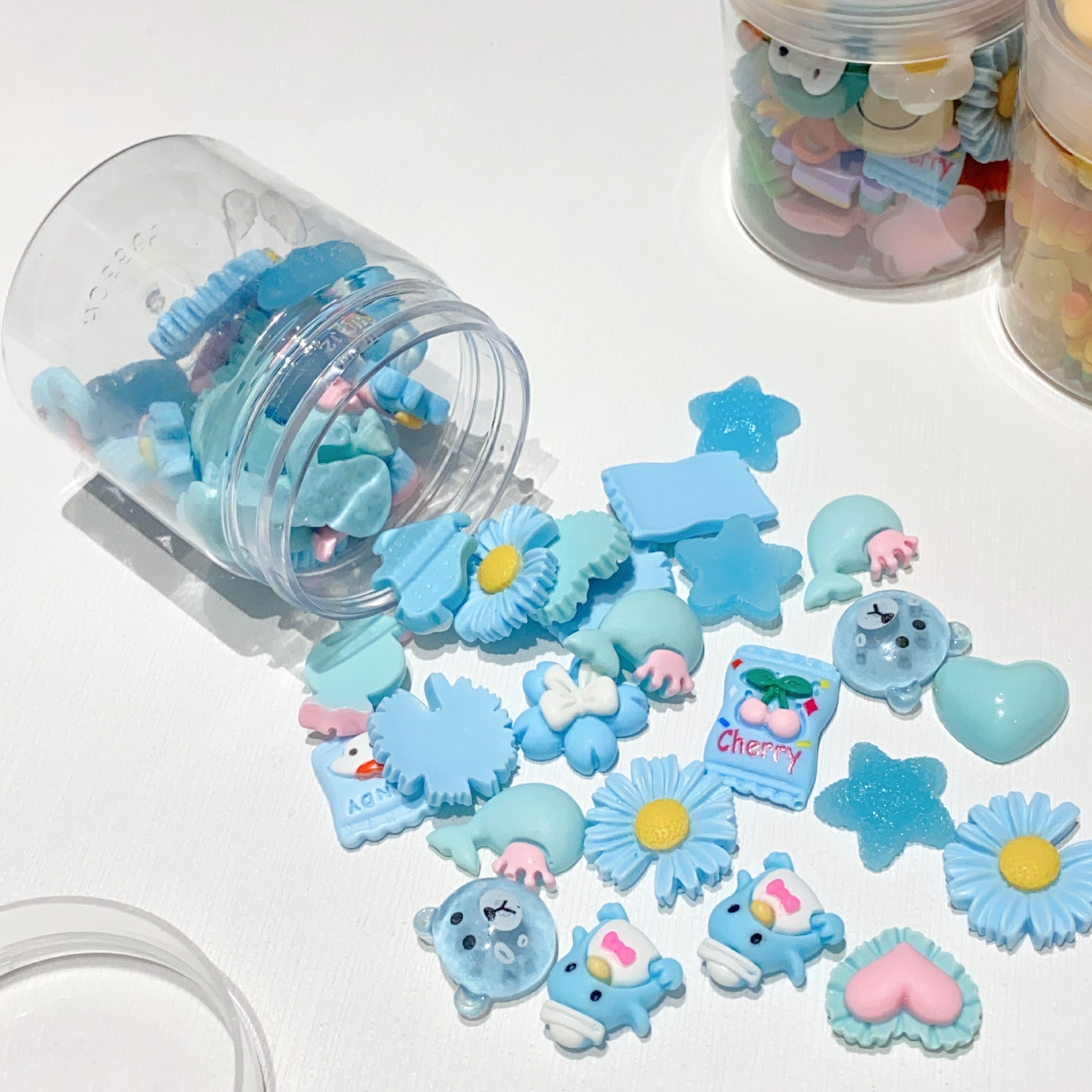 Directo de fábrica de color de dibujos animados mezclado DIY accesorios de resina al por mayor pegamento crema teléfono móvil Shell horquilla accesorios de producción