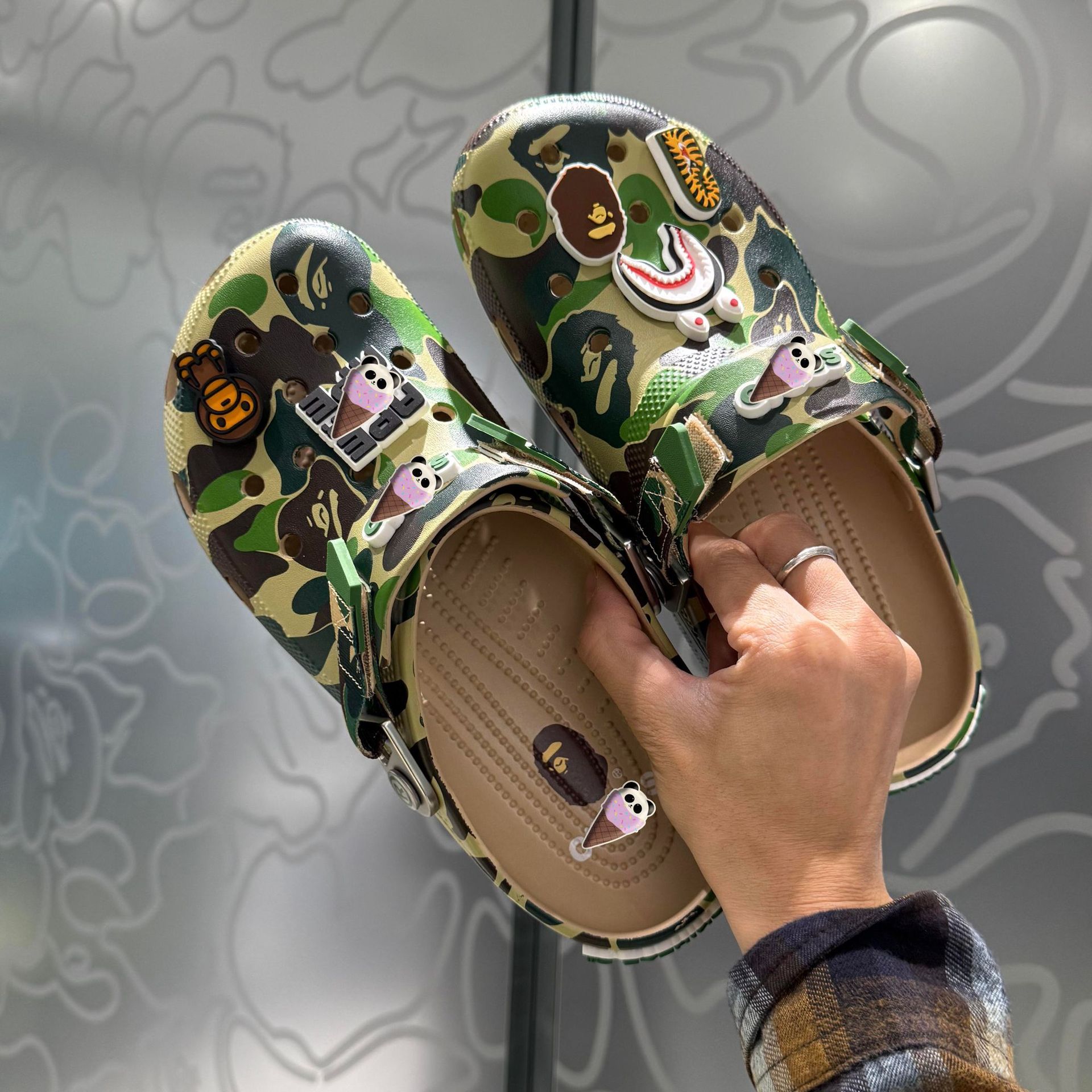 Cabeza de mono en stock, zapatos de camuflamiento de pareja, zapatillas de playa antideslizantes frías al por mayor.