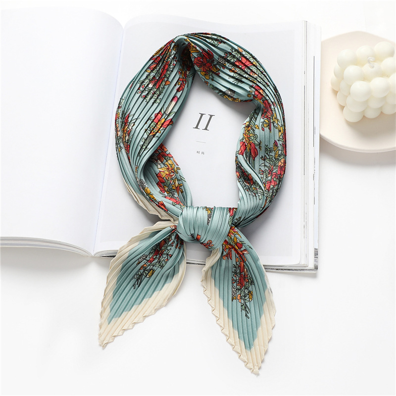 Sciarpa stampata elegante Sciarpa decorativa versatile da donna Sciarpa quadrata da 70 cm Sciarpa di seta imitazione rugosa Autunno e_voghion.com