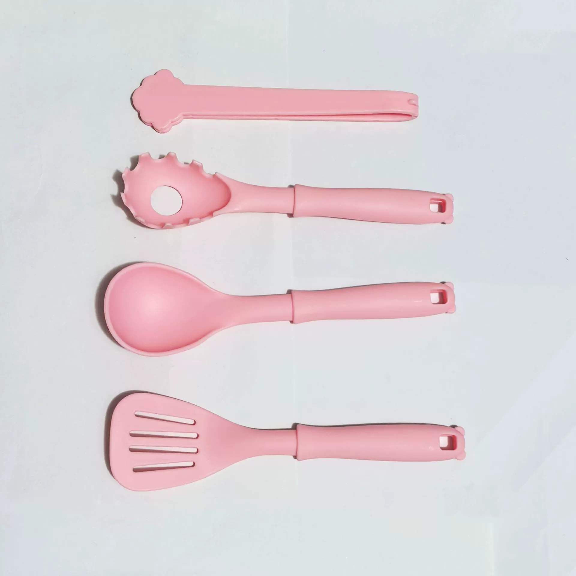 Детские кухонные принадлежности для ролевых игр: щипцы, ложка для супа, ложка для лапши, лопатка, нож, скалка, развивающие игрушки.