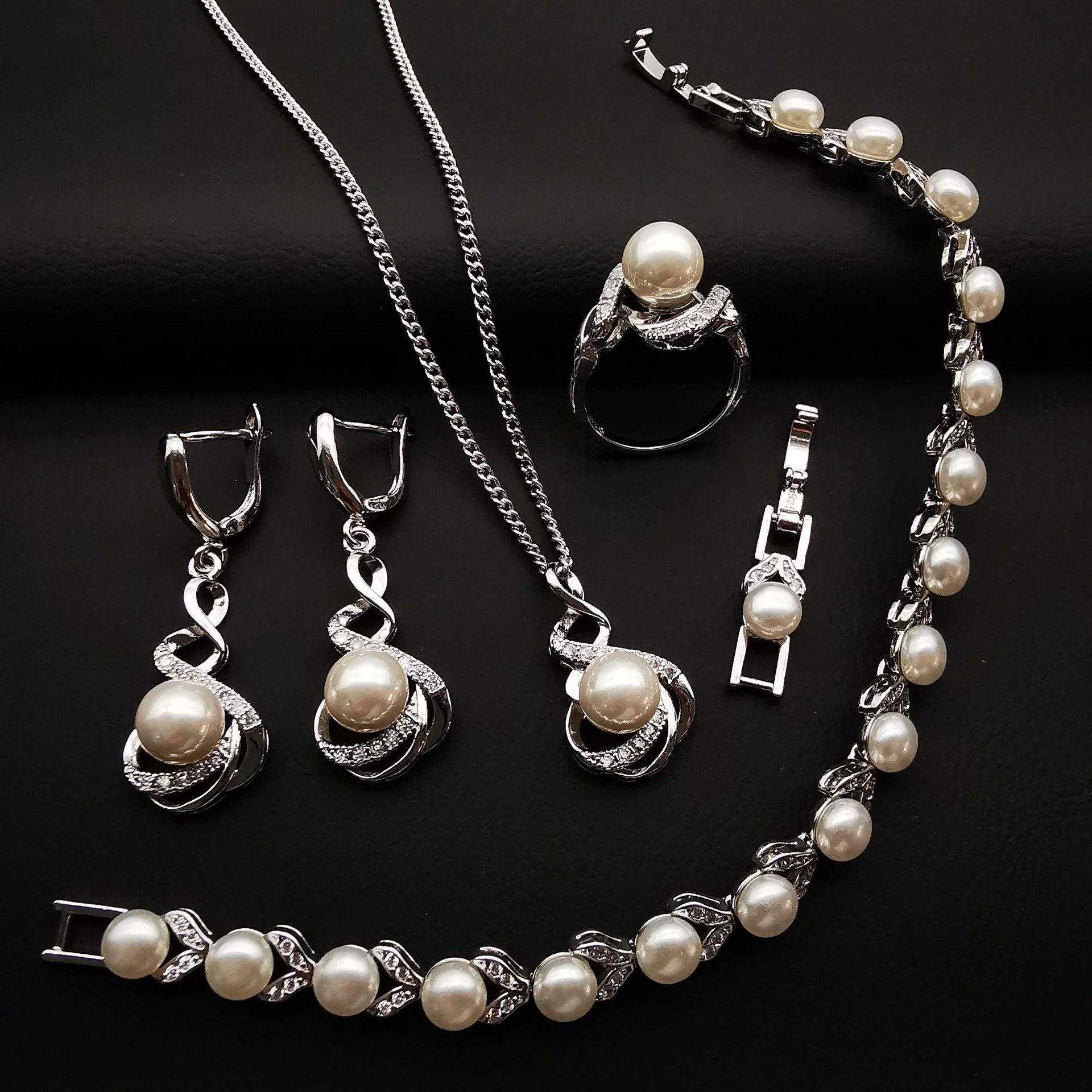 Necklace pearl