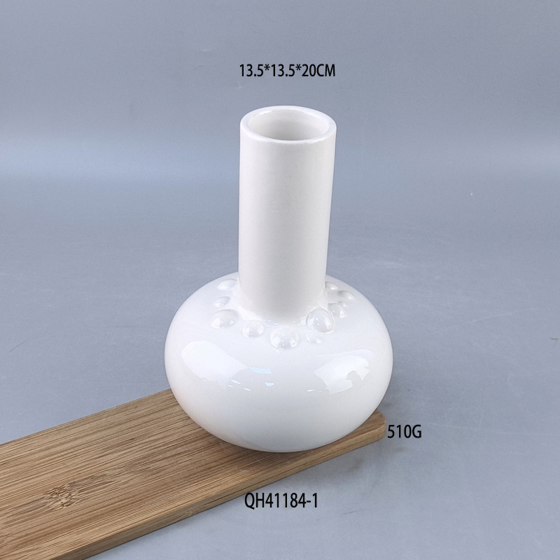 Jarrón de cuentas en relieve de cerámica blanca pura